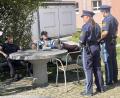 Bild: hop
Beim sogenannten situativen Handlungstraining werden die Polizeischüler der Bereitschaftspolizei in Sulzbach-Rosenberg mit Situationen konfrontiert, wie sie ihnen im Arbeitsalltag begegnen können. Zum Beispiel drei augenscheinlich Jugendliche, die im Park lautstark Musik hören und Alkohol trinken.