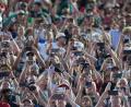 Bild: Charlie Riedel/AP/dpa
Dass Fans ihre Mobiltelefone zücken, gehört auch im Stadion längst zum Alltag. (Archivbild)
