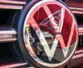 Archivbild: Hendrik Schmidt/dpa
Volkswagen hat eine Reihe von Tarifverträgen gekündigt.