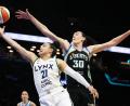 Bild: Heather Khalifa/AP/dpa
Die New York Liberty um Star-Spielerin Breanna Stewart haben sich in der ersten Playoff-Runde durchgesetzt.
