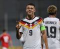 Bild: Domenic Aquilina/dpa
Tresoldi führt die U21 als Kapitän zum Sieg.
