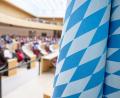 Bild: Peter Kneffel/dpa
Der Landtag ist mit großer Mehrheit gegen eine Amtszeitbegrenzung für den Regierungschef. (Archivbild)