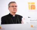 Bild: Florian Wiegand/dpa
Der Vorsitzende der Bischofskonferenz, Heiner Wilmer, verweist auf Menschenwürde, Nächstenliebe und demokratische Kultur als Antwort der Kirche.