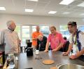 Bild: Dr. Loew Soziale Dienstleistungen
Bei der Betreuung von Menschen mit körperlichen und psychischen Behinderungen hat Biwi Hüther (im orangen Shirt) mit 60 einen neuen Platz in der Arbeitswelt gefunden. Hier hilft er in einer Wohngruppe in Wernberg einem verletzten Bewohner beim Justieren seines Schultergurts.