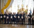 Bild: HföD
Die besten Absolventen unter den neuen bayerischen Kommissaren erhalten eine besondere Ehrung.