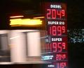 Bild: Robert Michael/dpa
Die Spritpreise sind deutlich gefallen - teils weit unter 2 Euro.