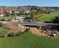 Bild: Christoph Weh, Staatliches Bauamt Sulzbach-Rosenberg
Die Brücke über den Flembach ist fertig, die Straße freigegeben. Bis 31. Oktober werden noch Restarbeiten und Rückbauten ausgeführt.