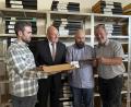 Bild: Stadt Marktredwitz (Anja Peltzer)
Tobias Damberger, Leiter des Stadtarchivs, Oberbürgermeister Oliver Weigel, Max Plail, stellvertretender Leiter des Stadtarchivs, und Hauptamtsleiter Stefan Walberer (von links) freuen sich über den Umzug des Stadtarchivs ins Egerland-Kulturhaus.
