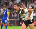 Bild: Tom Weller/dpa
Tom Bischof jubelt ausgelassen nach seinem ersten Länderspiel-Tor.