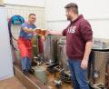 Bild: Robert Dotzauer
Anstoßen auf die neue Bierkultur in Vorbach: Symbolisch eröffneten Mike Dietz (links) und Nicolai Mosch mit einem Probetrunk den Start der kleinen Dorfbrauerei im alten Feuerwehrhaus.