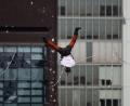 Bild: Kim Hong-ji/Reuters Pool/AP/dpa
Schwindelfrei: Der Slackliner Jaan Roose zeigt in Seoul in mehr als 100 Meter über dem Boden sein Können.