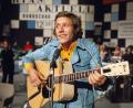 Archivbild: dpa
Michael Thilo, deutscher Sänger und Songschreiber, bei einem Fernsehauftritt im Jahr 1975. Der Sänger erreichte durch ein Lied für die Hörspielreihe zu „Benjamin Blümchen“ viele junge Zuhörer. Jetzt wurde bekannt, dass er im März 2026 gestorben ist.