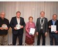Bild: Richard Braun
Bürgermeister Konrad Kiener (Zweiter von rechts) ehrte (von links) Bernhard Hagn, Georg Schlögl, Anneliese Fiedler und Herbert Mutzbauer. Zwei weitere Geehrte, Christine Mösbauer und Maximilian Geitner, waren verhindert.