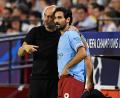 Bild: Jose Breton/AP/dpa
Gündoğan (r) spricht über Klopp - und Guardiola (l). (Archivbild)