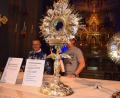 Bild: Helmut Kunz
Stadtpfarrer Markus Schmid (links) und Mesner Alexander Panzer hinter der Michaelsmonstranz.