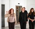 Bild: Sören Stache/dpa
Die Parteivorsitzenden Bettina König (SPD, l-r), Nina Stahr (Bündnis 90/Die Grünen) und Kerstin Wolter (Die Linke) und andere Politiker haben sich erstmals nach der Wahl im Drei-Parteien-Format getroffen.