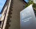 Archivbild: Armin Weigel/dpa
Vor dem Landgericht Deggendorf beginnt ein Dreifachmordprozess.
