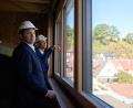 Bild: Marijan Murat/dpa
Klingbeil schaut sich an, wo mit Geld aus seinem Sondervermögen gebaut wird. (Archivbild)
