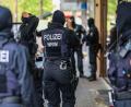 Bild: Christoph Reichwein/dpa
Mehr als 140 Objekte waren durchsucht worden, 14 Haftbefehle wurden vollstreckt. Die Großrazzia richtete sich dabei gegen ein Geldwäsche-Netzwerk, das eng auf die Zusammenarbeit mit den „Hells Angels“ setzte.