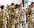 Bild: Michael Matthey/dpa
Soldaten umarmen sich nach ihrer Rückkehr aus dem Irak.