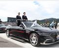 Bild: Uncredited/YNA/dpa
Südkoreas Präsident Lee Jae Myung (r) nimmt neben Verteidigungsminister Kang Shin Chul  an einer Truppenparade in der Militärbasis Gyeryongdae teil.