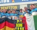 Bild: Harry Melchert/dpa
Michael Schumacher (M) jubelt mit seinem Benetton-Team über seinen WM-Titel 1994. (Archivbild)