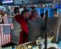 Bild: Yuki Iwamura/AP/dpa
Händler an der Wall Street: In den USA steigen die Renditen von Staatsanleihen immer mehr an.(Archivbild)