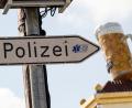 Bild: Peter Kneffel/dpa
Die Polizei nahm den Sicherheitsmitarbeiter vorläufig fest und brachte ihn zur Wiesnwache. (Symbolbild)
