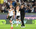 Bild: Federico Gambarini/dpa
Knirscht es? Joshua Kimmich (l) und Jürgen Klopp nach dem verlorenen Spiel gegen Griechenland. (Archivbild)
