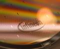 Bild: Peter Kneffel/dpa
Ein Infineon-Wafer - diese zu zerteilen und weiterzuverarbeiten ist Aufgabe von Backend-Fabriken wie der in Thailand. (Archivbild)