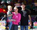 Bild: Lukas Büchold
Die Familie Steffen mit Sohn Fredy. Mutter Sammy und Vater Philip betreiben die Disco-Bahn auf der Amberger Herbstdult.