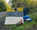 Bild: Udo Lanz
Eine alte Matratze, Elektrogeräte, ein Dreirad, Schuhe und jede Menge Kleidung haben Unbekannte in diesen Tagen am Containerplatz in Steinmühle abgelagert.