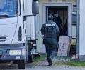 Bild: Jens Büttner/dpa
Im Rahmen von Ermittlungen zur mutmaßlichen Verbreitung von Nazi-Musik durchsuchen zahlreiche Polizisten Objekte.