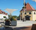Bild: Rudolf Hirsch
Mit Grün, Wasser und sonnengeschützten Sitzgelegenheiten erhöht die Gemeinde Wernberg-Köblitz die Aufenthaltsqualität auf dem Marktplatz. Im Hintergrund die Kirche St. Anna.