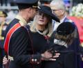 Bild: Paul S. Amundsen/Pool NTB/AP/dpa
Die norwegische Königin Mette-Marit (Mitte) kann ihren Mann Königin Haakon VIII. (links) nicht zur Eröffnung des Parlaments begleiten. Hier sind die beiden am Tag der Trauerfeier für den Ende August gestorbenen König Harald V. zu sehen. (Archivbild)