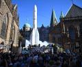 Bild: Sina Schuldt/dpa
Das Bürgerfest begann mit einem symbolischen Raketenstart.