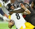 Bild: David Richard/AP/dpa
Steelers-Quarterback Aaron Rodgers wird von einem Cleveland-Verteidiger zu Fall gebracht.