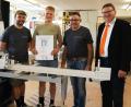 Bild: Rudolf Hirsch 
Die Schreinermeister Julian und Reinhold Kemptner sowie Innungsobermeister Werner Schönberger (von links) gratulierten Kammersieger Bastian Scharf (zweiter von links).