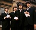 Bild: Pa/PA Wire/dpa
Während der Aufnahmen zu „Rubber Soul“ erhielten die Beatles von Königin Elizabeth II. den MBE-Orden. (Archivbild)
