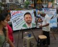 Bild: Rafiq Maqbool/AP/dpa
Ein Lehrer in Mumbai malt ein Porträt zu Ehren des indischen Piloten Smit Machchhar, der bei der Gewalttat verletzt wurde.