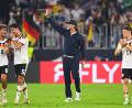 Bild: Tom Weller/dpa
Jürgen Klopp mit seinem famosen Mittelfeld-Trio nach dem Spiel.