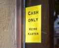Bild: Jens Kalaene/dpa
Manche Geschäfte und Restaurant akzeptieren nur Bargeld. (Archivbild)