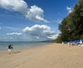 Bild: Carola Frentzen/dpa
Sonne, Meer und Palmenstrände: Auch viele Touristen aus Deutschland zieht es dafür nach Khao Lak auf dem thailändischen Festland. Zwei Urlauber starben bei einem Unfall. (Archivbild)