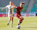 Bild: Ales Fevzer/dpa
Vivien Endemann (r) fehlt den deutschen Fußballerinnen. (Archivbild)