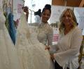 Bild: Josef Rosner
Selina Grant (links) und Hochzeitssängerin Heidi Reil warben für Brautmode von "Frau Brautkleid" aus Weiden.