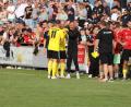 Bild: Dieter Jäschke
Matchwinner Johannes Renner (Zweiter von links) konnte sich bei seiner Auswechslung vor Umarmungen kaum retten. Auch Trainer Bobby Bafra (Dritter von links) herzte seinen spielenden Co-Trainer.