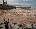 Bild: Jordi Boixareu/ZUMA Press Wire/dpa
Wassermassen ergießen sich an der Mündung des normalerweise ruhigen Flusses Besòs nördlich von Barcelona ins Mittelmeerr.