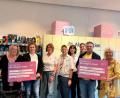Bild: Nadja Baric
Die Akteure bei der Spendenübergabe (von links): Maria Kämpf, Elisabeth Zeiler (Selbsthilfegruppe Schlaganfall e.V.), Heike Dietrich, Matthias Koch, Evi Weiß, Regina Männer (dm-Drogeriemarkt), Andreas Hruschka und Regina Bittner (Zusammen erreichen wir mehr e.V.).