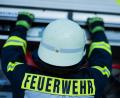 Bild: Rolf Vennenbernd/dpa
Feuerwehrleute löschen rasch das brennende Auto. (Symbolbild)