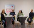 Bild: Corinna Groth
Kathrin Birner, Dieter Pilhofer, Sara Winter und Christian Braun (von links) zeigten bei der Langen Nacht der Demokratie, dass Demokratie nicht an der Stempeluhr endet.